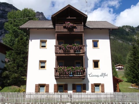 Property building, Facade/entrance, Natural landscape, View (from property/room), Mountain view