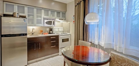 Kitchen or kitchenette, Dining area, minibar, pet friendly, stove