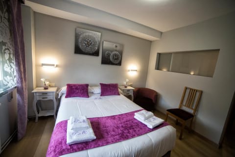 Bed, Photo of the whole room, Decorative detail, Bedroom