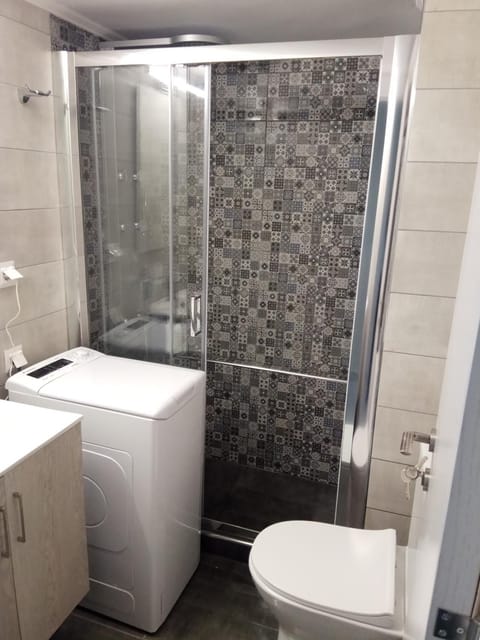 Shower, Toilet, Day, Night, Bathroom, Other, Other, Photo of the whole room, Decorative detail, Decorative detail, On site, Area and facilities, Time of day