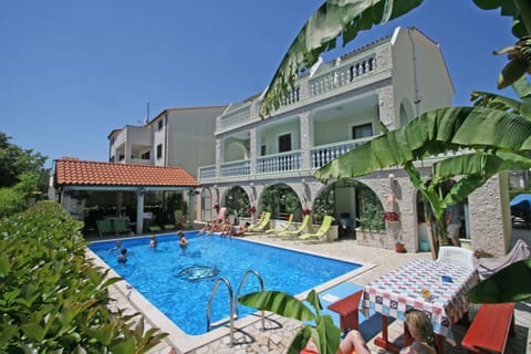 Day, Swimming pool, group of guests