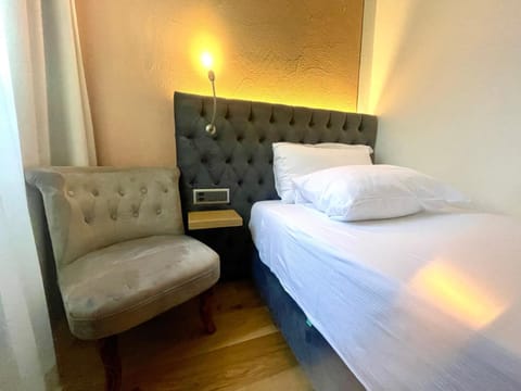 Restaurant/places to eat, Photo of the whole room, Bedroom