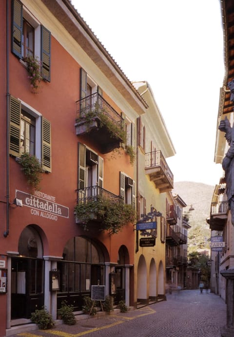 Property building, Day, Neighbourhood