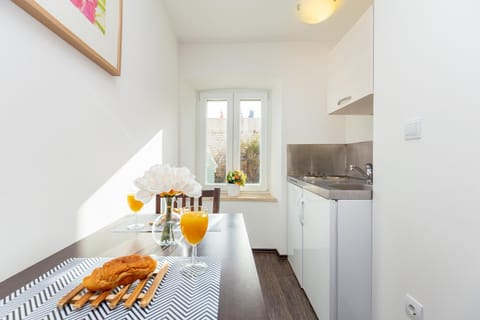 Kitchen or kitchenette, Dining area, Drinks