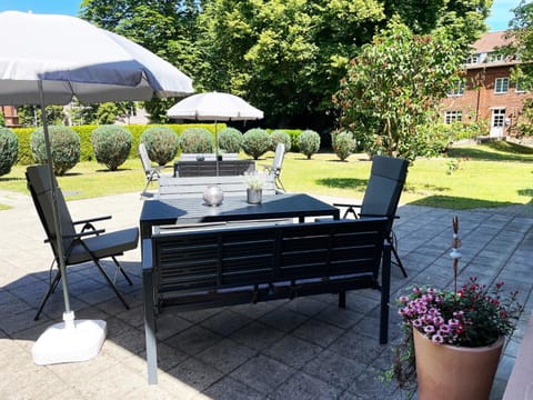 Property building, Patio, Day, Summer, Garden, Seating area, Garden view, Facility for disabled guests