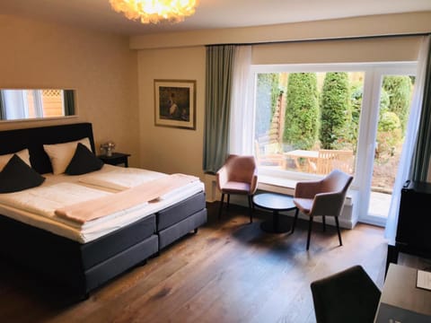 Photo of the whole room, Garden view