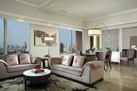 TV and multimedia, Living room, Seating area, Dining area, City view