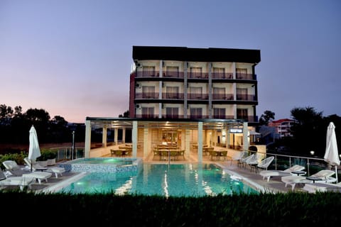 Restaurant/places to eat, Pool view, Swimming pool