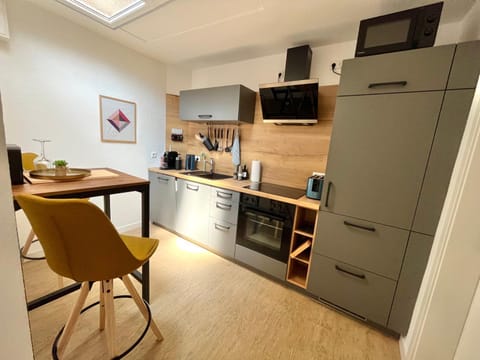 Coffee/tea facilities, Kitchen or kitchenette, dishwasher, oven, stove, toaster