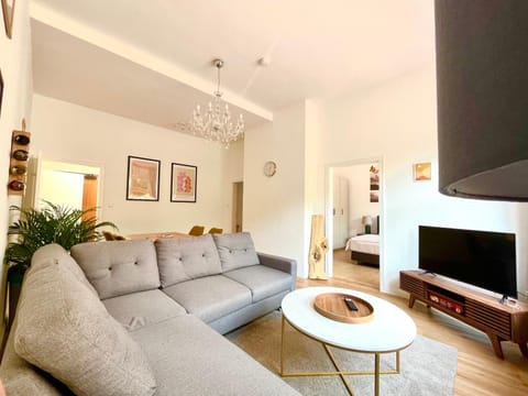 Communal lounge/ TV room, TV and multimedia, Living room, Seating area, Evening entertainment