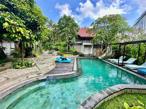 Property building, Swimming pool, sunbed