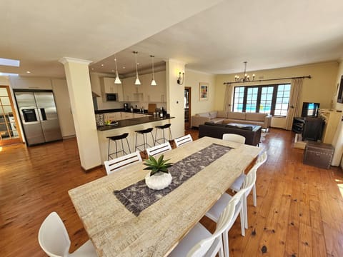 Communal lounge/ TV room, TV and multimedia, Kitchen or kitchenette, Living room, Seating area, Dining area