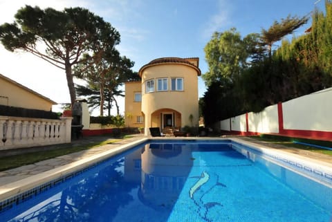 Property building, Facade/entrance, Off site, Garden, On site, Swimming pool