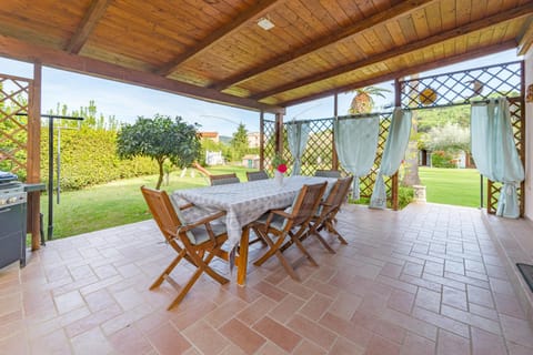Patio, Day, Garden, Dining area, Garden view
