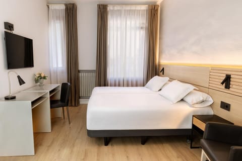 Bed, TV and multimedia, Photo of the whole room, Bedroom