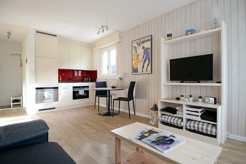TV and multimedia, Coffee/tea facilities, Kitchen or kitchenette, Living room, Seating area, Dining area