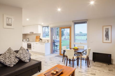 Kitchen or kitchenette, Living room, Food and drinks, Seating area, Dining area, pet friendly