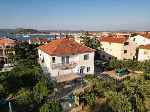 Facade/entrance, Neighbourhood