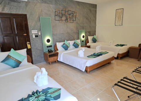 Other, Photo of the whole room, Guests, children, young children, older children, group of guests, Family, furniture, towels, air conditioner