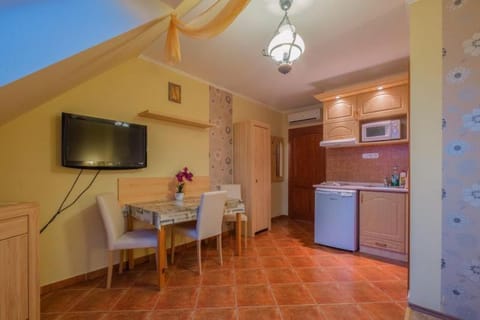 TV and multimedia, Kitchen or kitchenette, Dining area, minibar, stove
