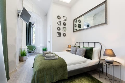 Bed, TV and multimedia, View (from property/room), Photo of the whole room, Bedroom, towels