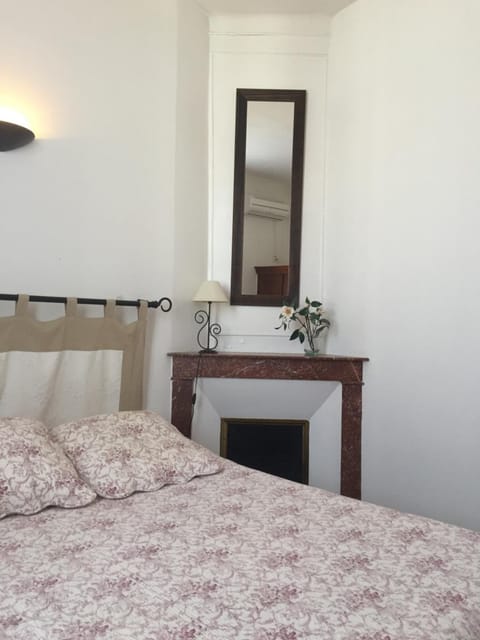 Anne de la Maison Blanche Apartment in Avignon