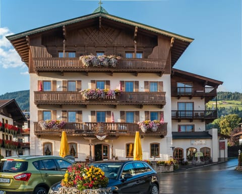 Facade/entrance, Spring, Summer, Autumn