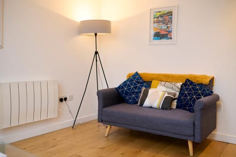 Living room, Seating area, internet