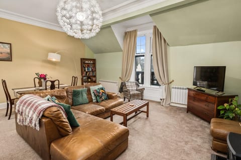 Communal lounge/ TV room, TV and multimedia, Living room, Seating area, Evening entertainment