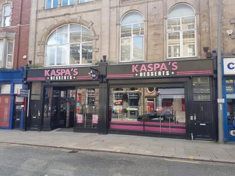 Restaurant/places to eat, City view, Street view, Non alcoholic drinks, Location