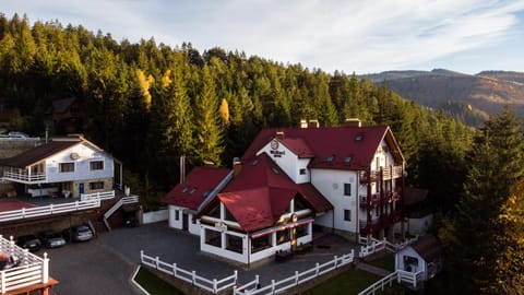 Property building, Day, Natural landscape, Bird's eye view, Mountain view, Parking
