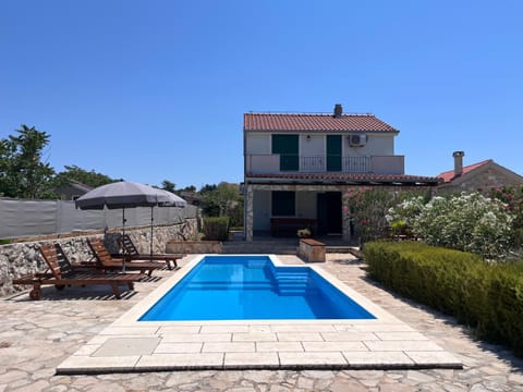 Property building, Patio, Garden, Garden view, Pool view, Swimming pool, sunbed