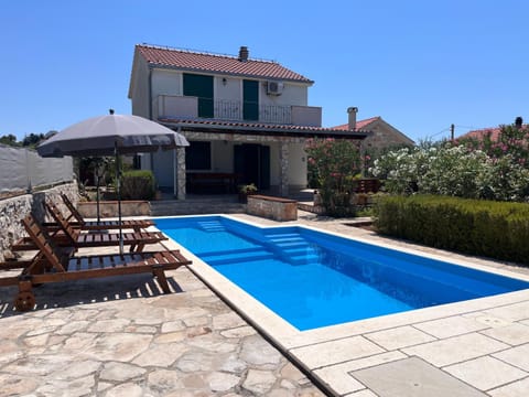 Property building, Swimming pool, sunbed