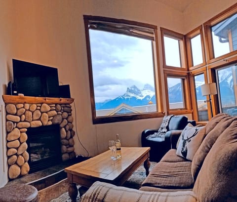 Bed, TV and multimedia, Living room, Seating area, Autumn, On site, City view, Mountain view, Sunset