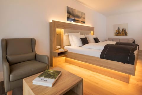 Bed, Living room, Photo of the whole room, Seating area, Bedroom