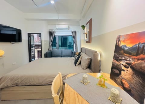 Bed, TV and multimedia, Photo of the whole room, Bedroom