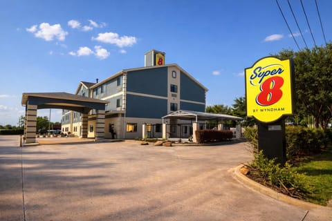 Property building, Day, Property logo or sign, Logo/Certificate/Sign, Street view, Parking