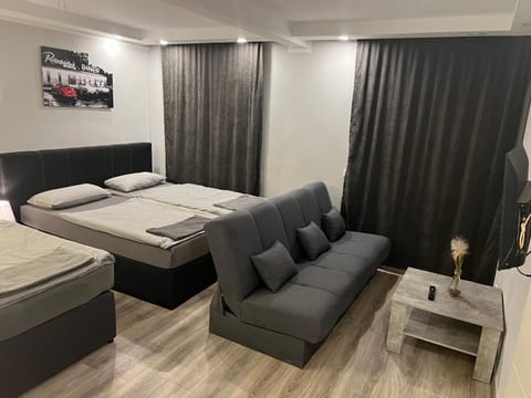Bed, TV and multimedia, Photo of the whole room, Seating area, Bedroom