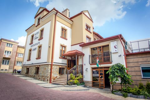 Facade/entrance