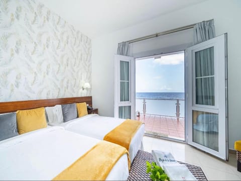 Bed, Balcony/Terrace, Photo of the whole room, Bedroom, Sea view