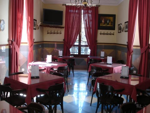 Lounge or bar, Food and drinks