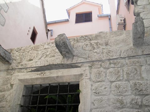 Bird's eye view, Decorative detail