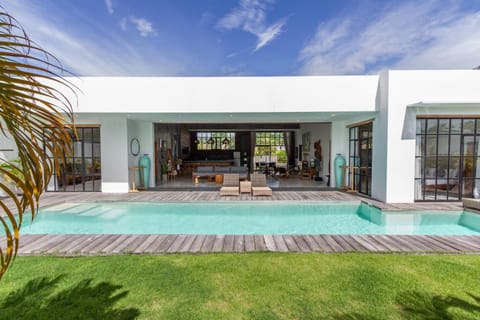 Property building, Garden, Balcony/Terrace, Garden view, Swimming pool, Swimming pool, sunbed