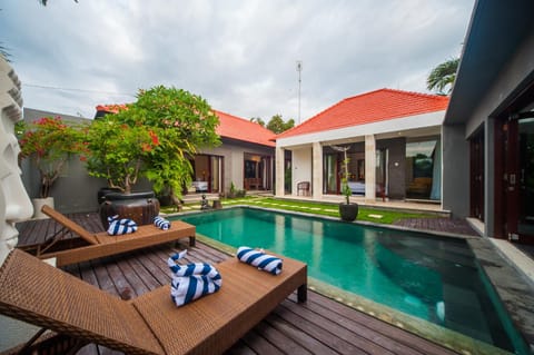 Property building, Day, Garden, Garden view, Pool view, Swimming pool, Swimming pool, sunbed