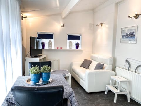 TV and multimedia, Seating area