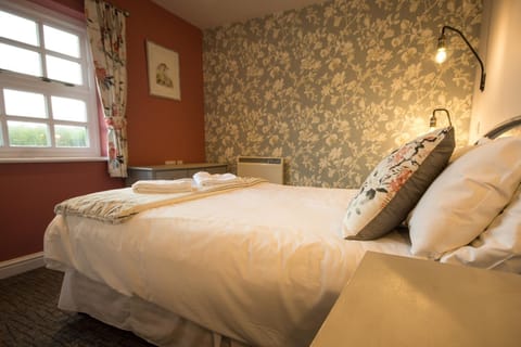 Photo of the whole room, Lake view