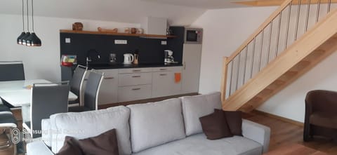 Coffee/tea facilities, Living room, Seating area, Dining area, dishwasher, microwave, stove, kitchen