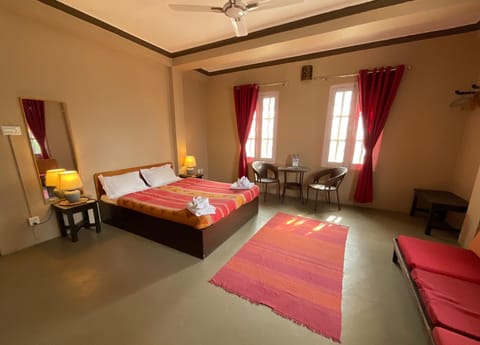 Bed, Photo of the whole room, Seating area, Bedroom, fireplace