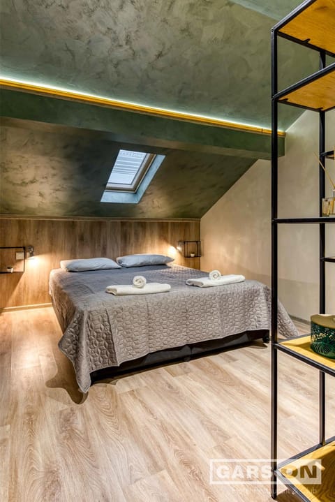 Bed, Photo of the whole room, Decorative detail, Bedroom, Family, heating, towels