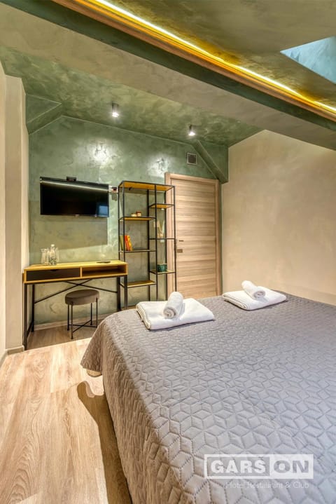 Bed, TV and multimedia, Photo of the whole room, Bedroom, towels, wardrobe